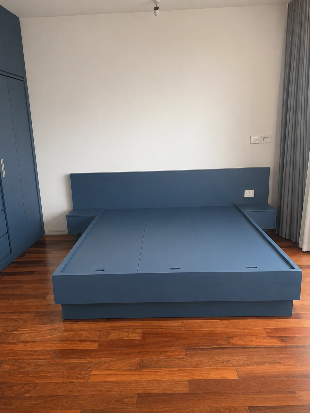 Giường Ngủ Gỗ Màu Trắng Tối Giản Có Tab Đầu Giường ZM-11027