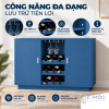 Nhiều tầng trưng bày rượu và giá treo ly